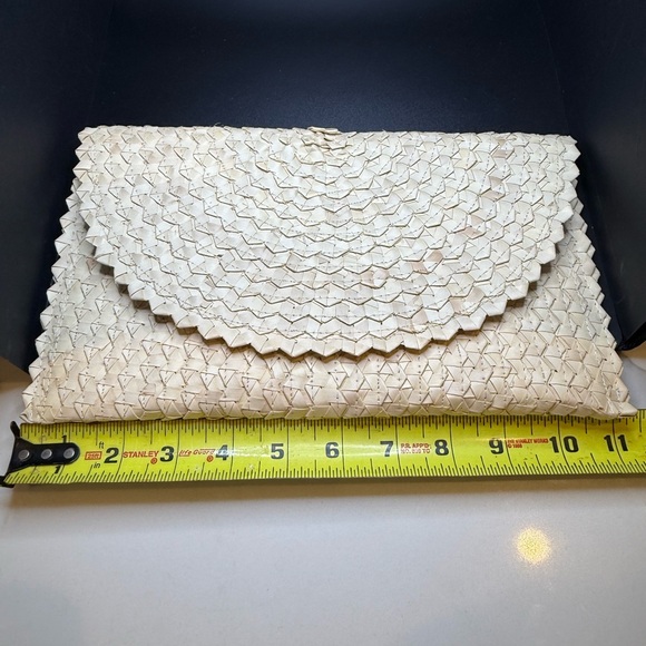 Elegant Cream Woven Clutch - Picture 3 of 4